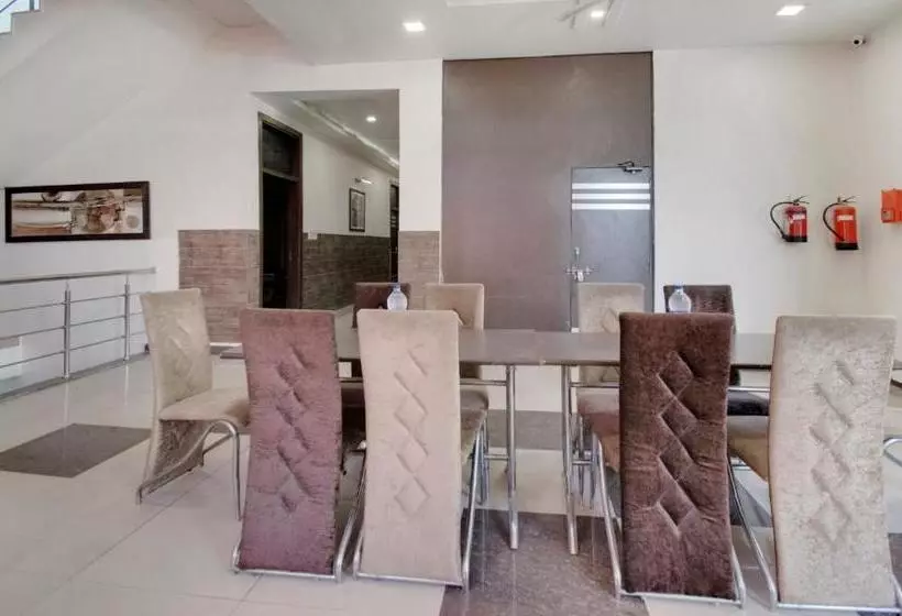 Hotelli Itsy By Treebo Royale Inn