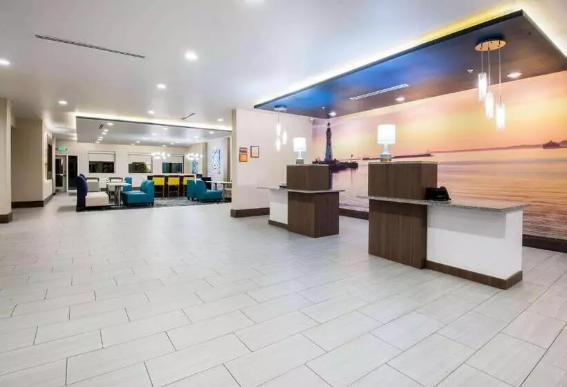 هتل La Quinta By Wyndham Buffalo Amherst