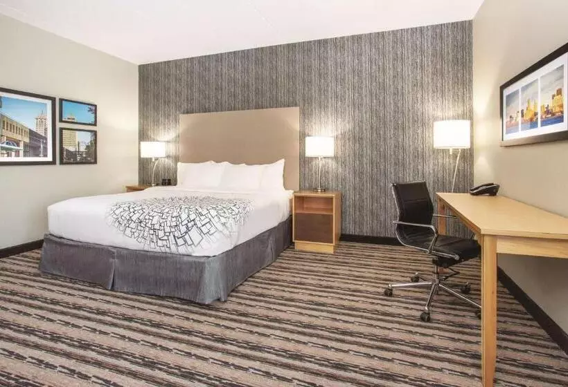 هتل La Quinta By Wyndham Buffalo Amherst