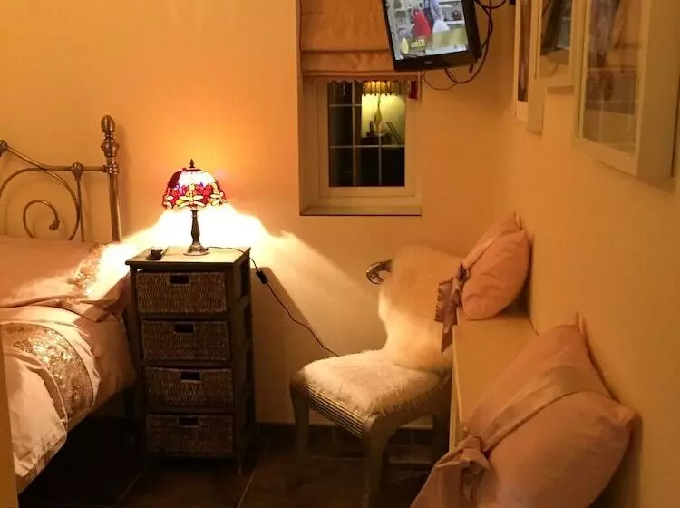 تختخواب و صبحانه Retreat At The Knowe Auchincruive Estate
