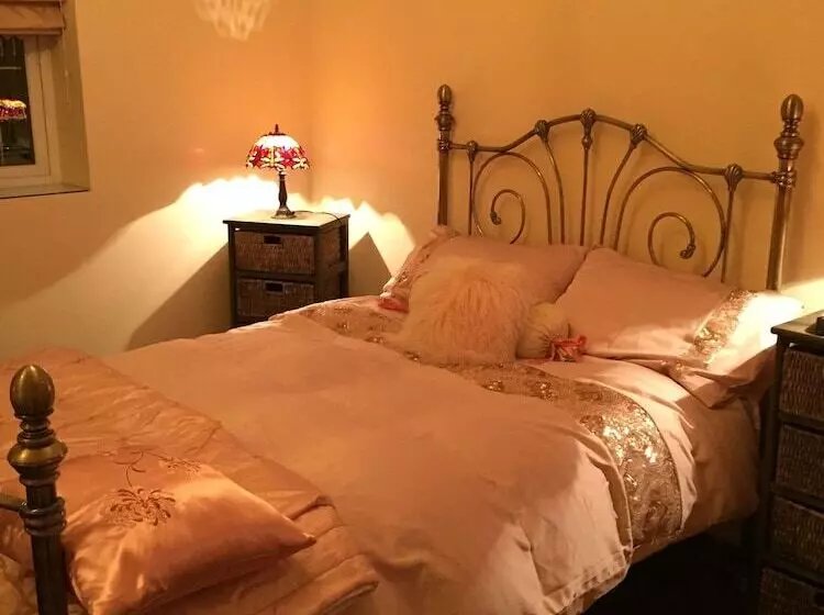 تختخواب و صبحانه Retreat At The Knowe Auchincruive Estate