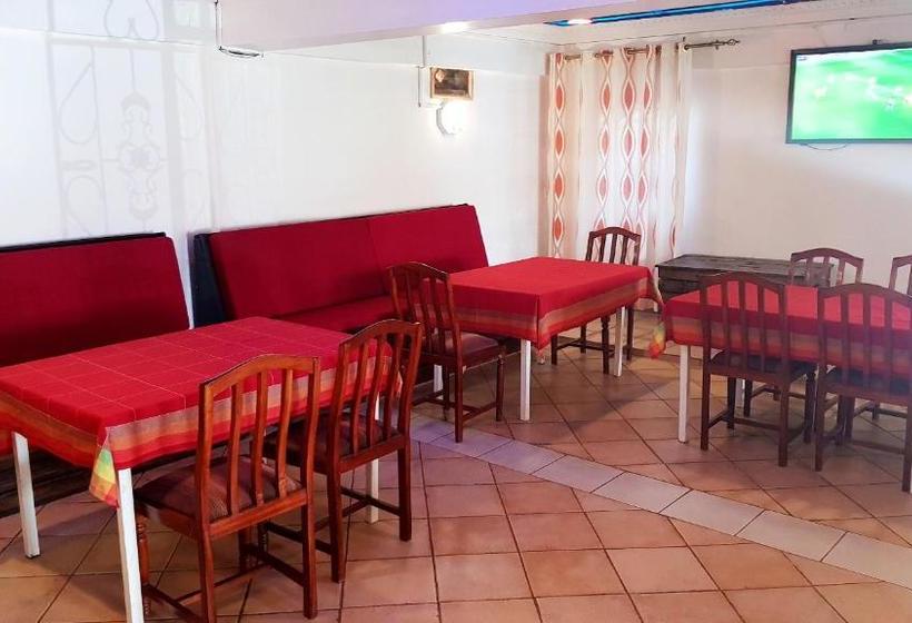 هتل Red Buffalo House