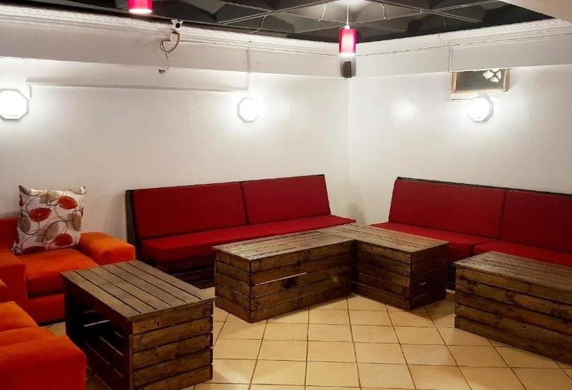 هتل Red Buffalo House