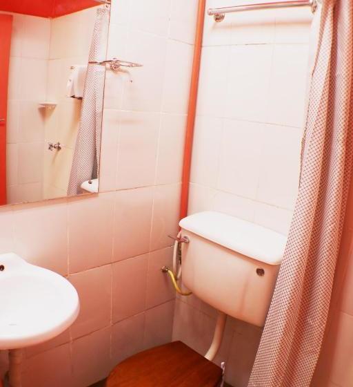 هتل Red Buffalo House