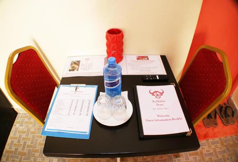 هتل Red Buffalo House