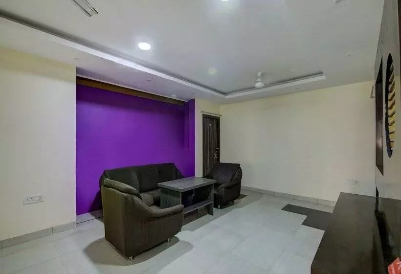 هتل Oyo 12812 Four Seasons Villa