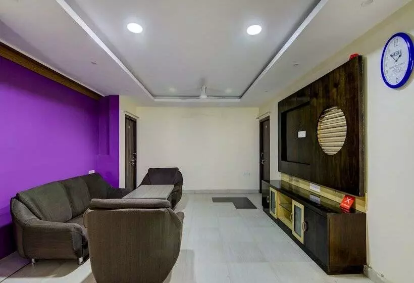 هتل Oyo 12812 Four Seasons Villa