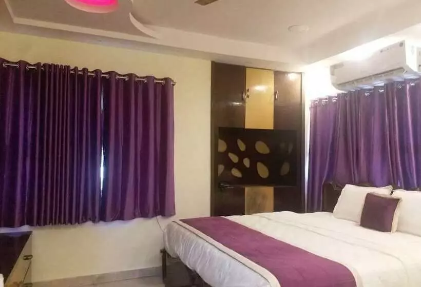 هتل Oyo 12812 Four Seasons Villa