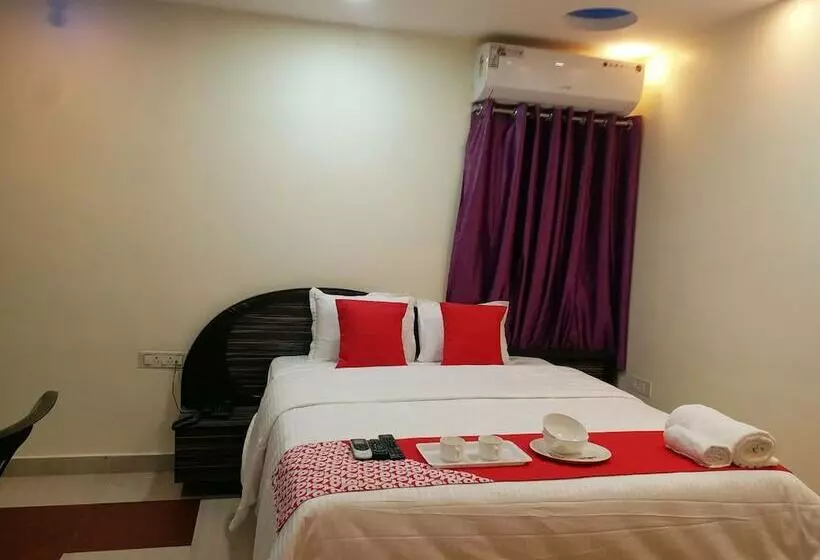 هتل Oyo 12812 Four Seasons Villa