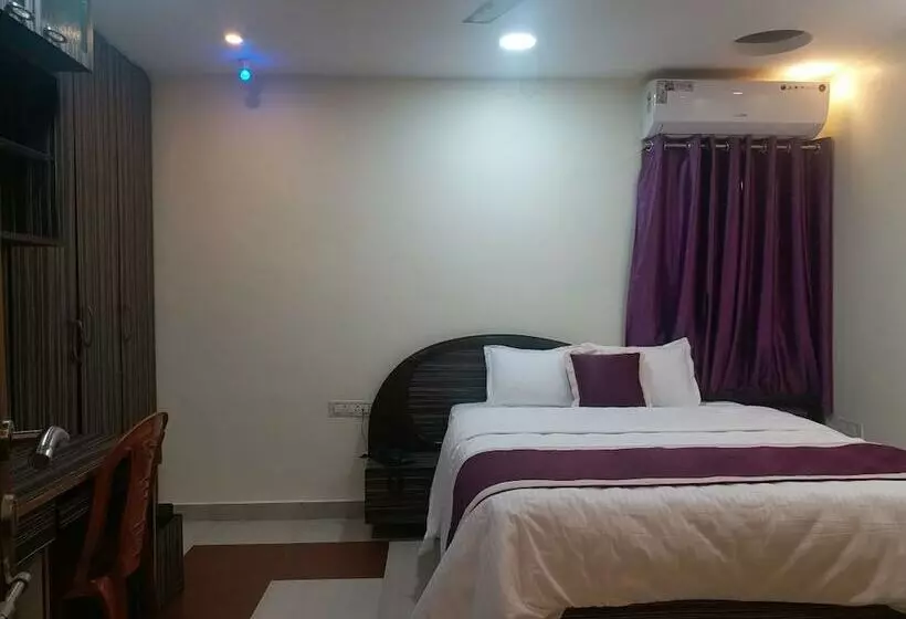 هتل Oyo 12812 Four Seasons Villa