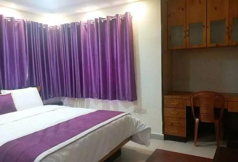 هتل Oyo 12812 Four Seasons Villa