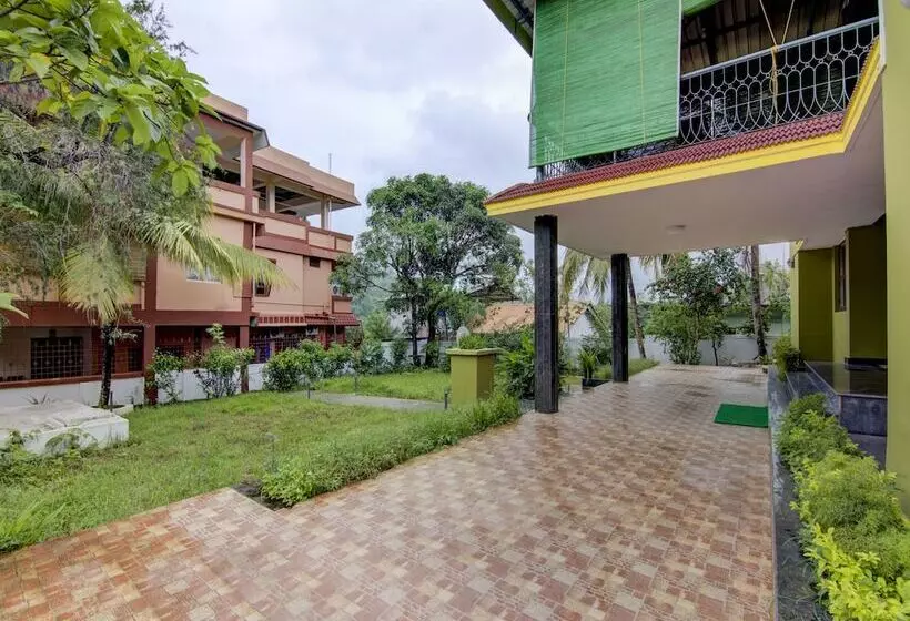 هتل Oyo 12812 Four Seasons Villa