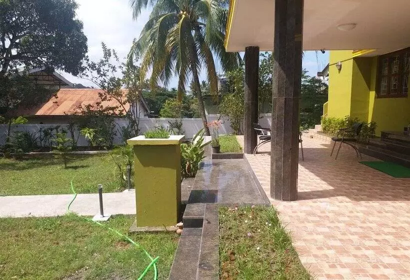 هتل Oyo 12812 Four Seasons Villa