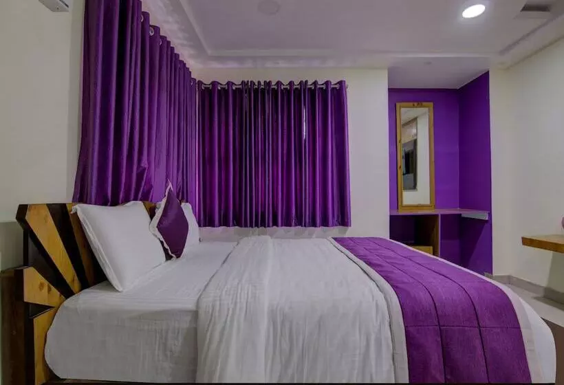 هتل Oyo 12812 Four Seasons Villa