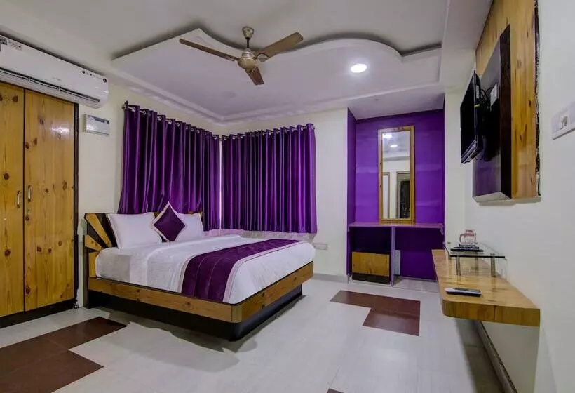 هتل Oyo 12812 Four Seasons Villa