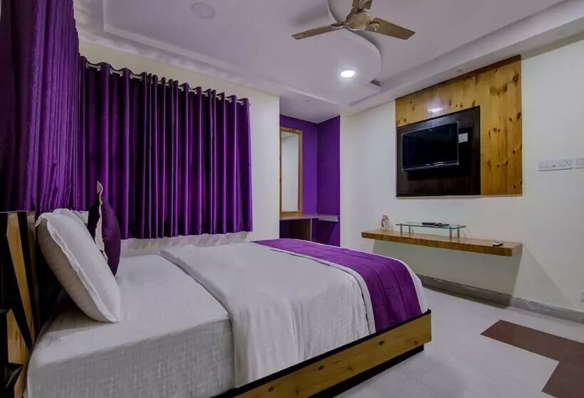 هتل Oyo 12812 Four Seasons Villa