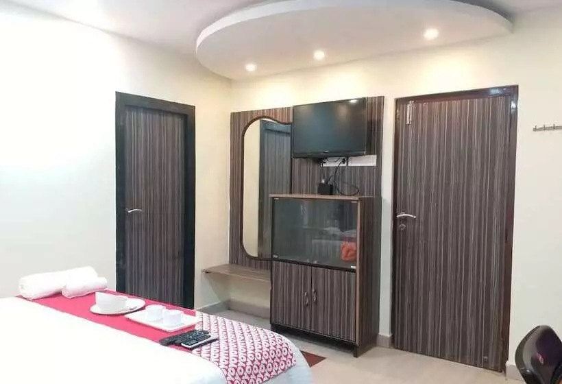 هتل Oyo 12812 Four Seasons Villa