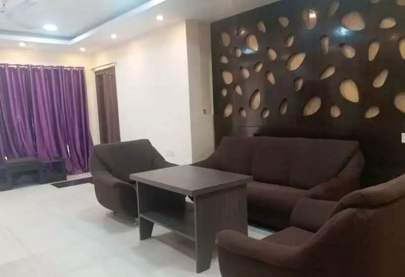 هتل Oyo 12812 Four Seasons Villa