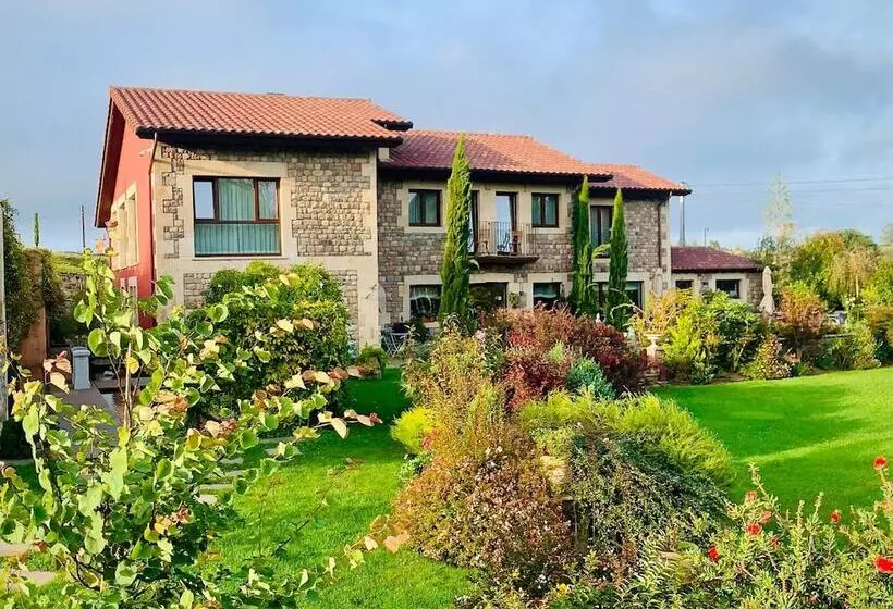 Hotelli La Fuentona De Santillana