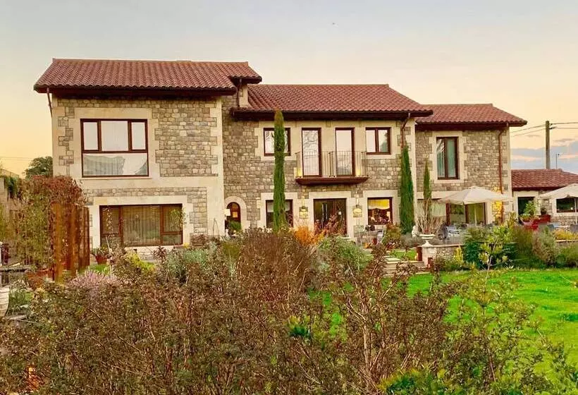 Hotelli La Fuentona De Santillana