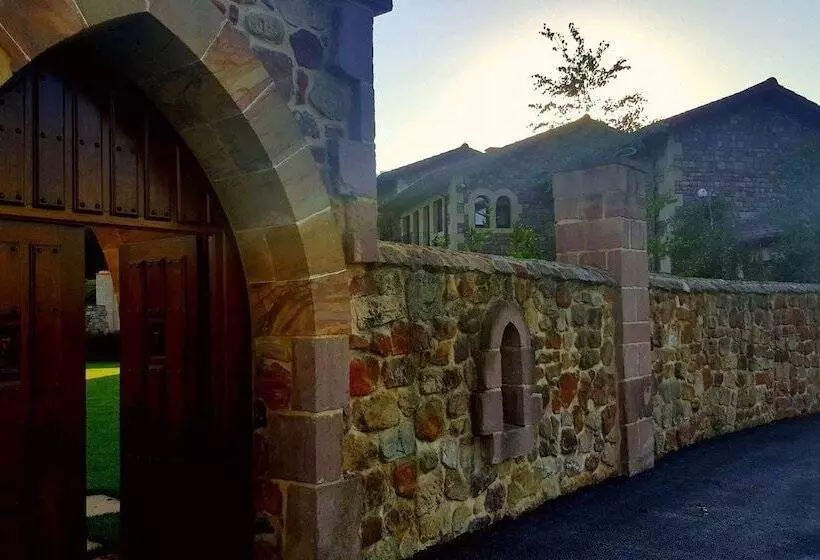 Hotelli La Fuentona De Santillana