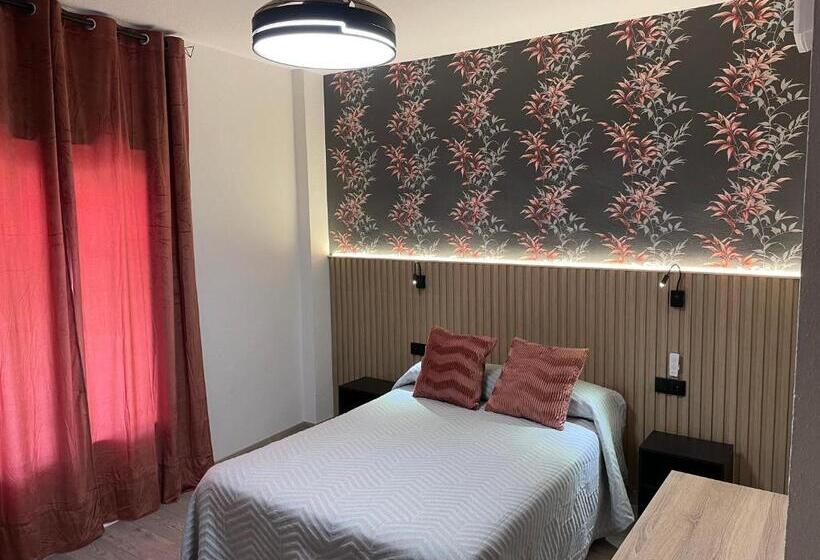 بنسيون Hostal Calderón De La Barca