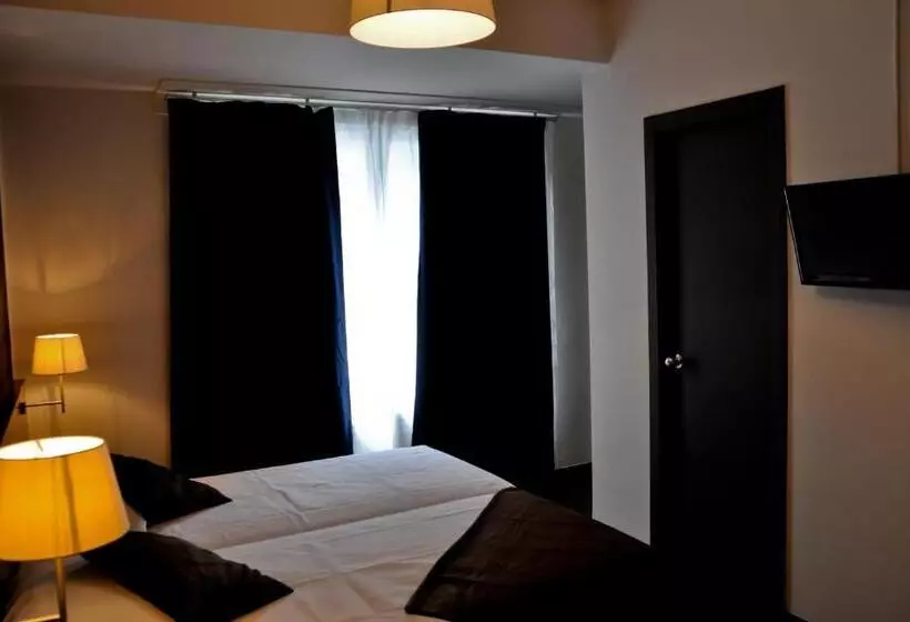 پانسیون Hostal La Rotonda