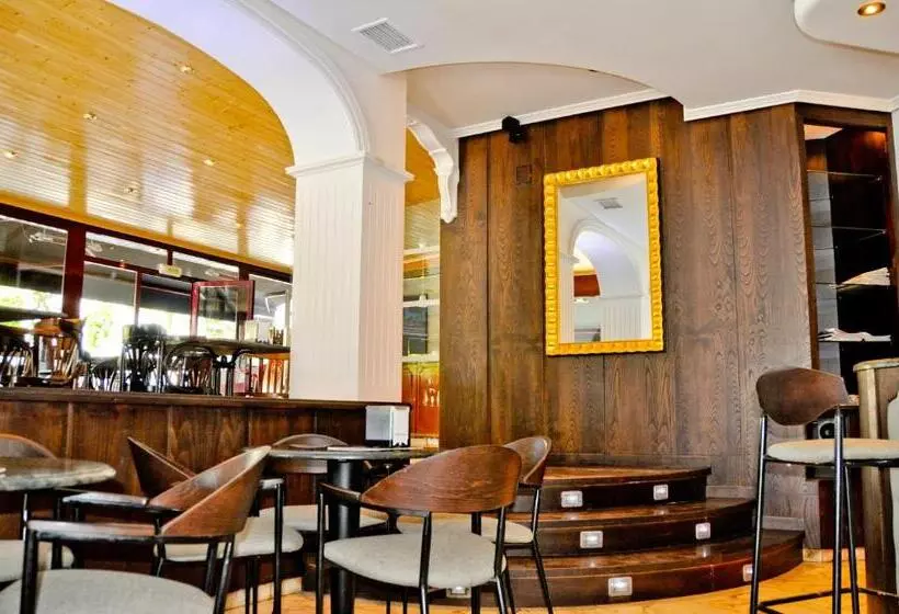 پانسیون Hostal La Rotonda