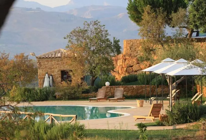 هتل Agriturismo Feudo Muxarello