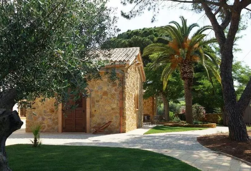 هتل Agriturismo Feudo Muxarello