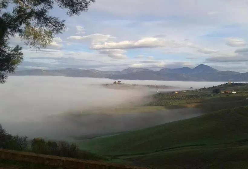 هتل Agriturismo Feudo Muxarello