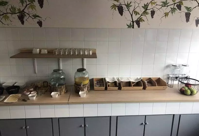 Paris Par Trains, Area, Studios Avec Salle De Bain Et Kitchenette Privées, Ou, Chambres Avec Salles