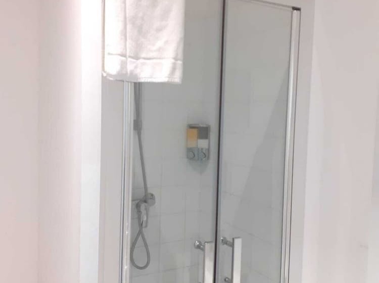 Paris Par Trains, Area, Studios Avec Salle De Bain Et Kitchenette Privées, Ou, Chambres Avec Salles