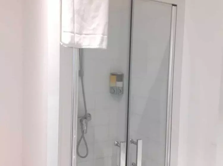 Paris Par Trains, Area, Studios Avec Salle De Bain Et Kitchenette Privées, Ou, Chambres Avec Salles