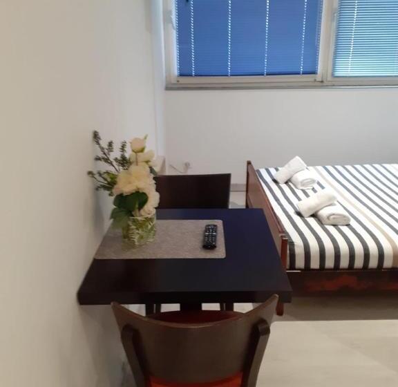 Paris Par Trains, Area, Studios Avec Salle De Bain Et Kitchenette Privées, Ou, Chambres Avec Salles