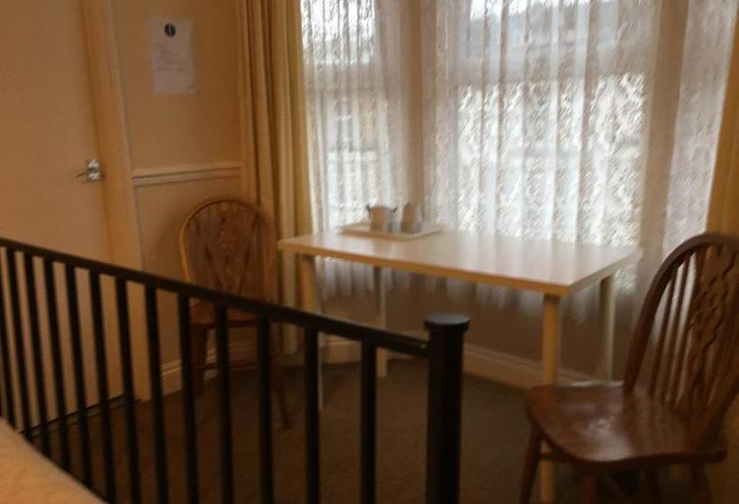 پانسیون Caris Guest House