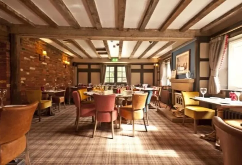 Retkeilymaja The Crown Pub, Dining & Rooms