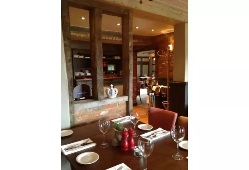 Retkeilymaja The Crown Pub, Dining & Rooms