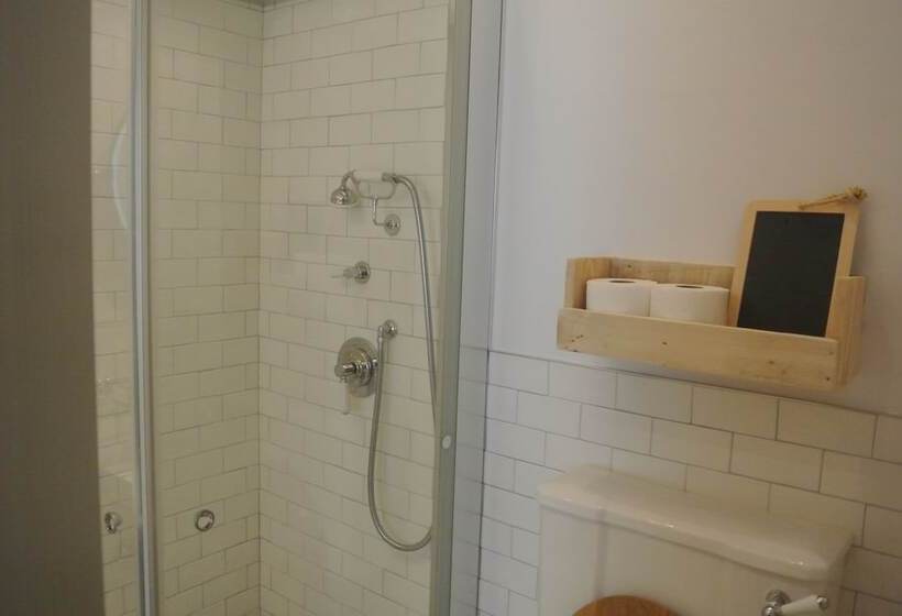 Schronisko The Crown Pub, Dining & Rooms