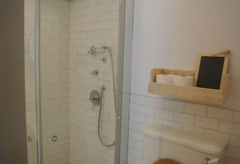 Retkeilymaja The Crown Pub, Dining & Rooms