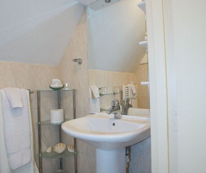 پانسیون Barbican House