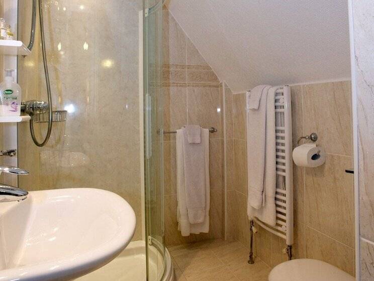 پانسیون Barbican House