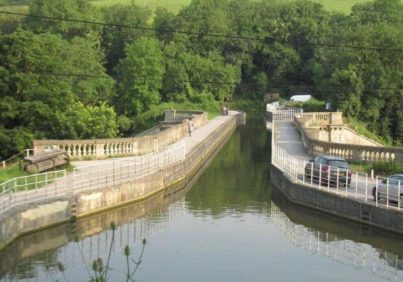 بنسيون Great Ashley Farm Bed And Breakfast & Shepherds Huts