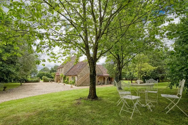 پانسیون Great Ashley Farm Bed And Breakfast & Shepherds Huts