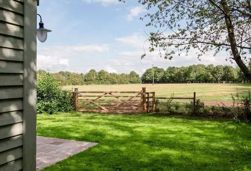 پانسیون Great Ashley Farm Bed And Breakfast & Shepherds Huts