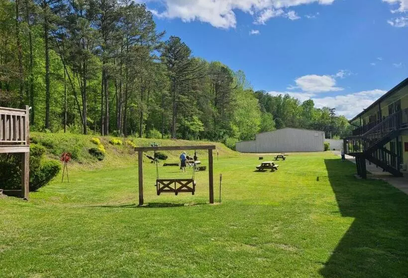 Motelli Blue Sky Inn  Veteran Owned, New Breakfast Area, Rennovated Rooms, 5 Plus Acres For You And Your Pet