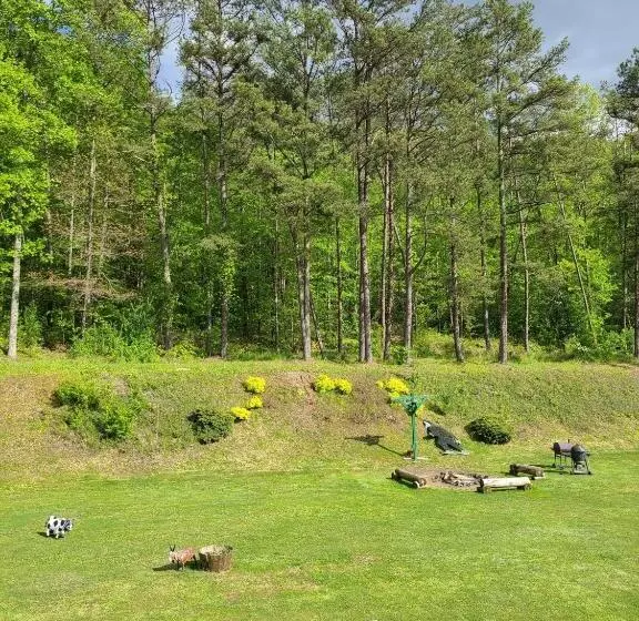 Motelli Blue Sky Inn  Veteran Owned, New Breakfast Area, Rennovated Rooms, 5 Plus Acres For You And Your Pet