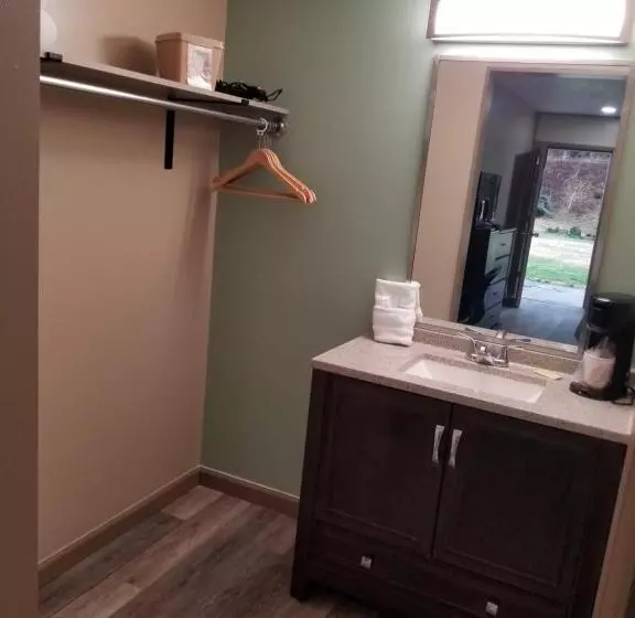 Motelli Blue Sky Inn  Veteran Owned, New Breakfast Area, Rennovated Rooms, 5 Plus Acres For You And Your Pet