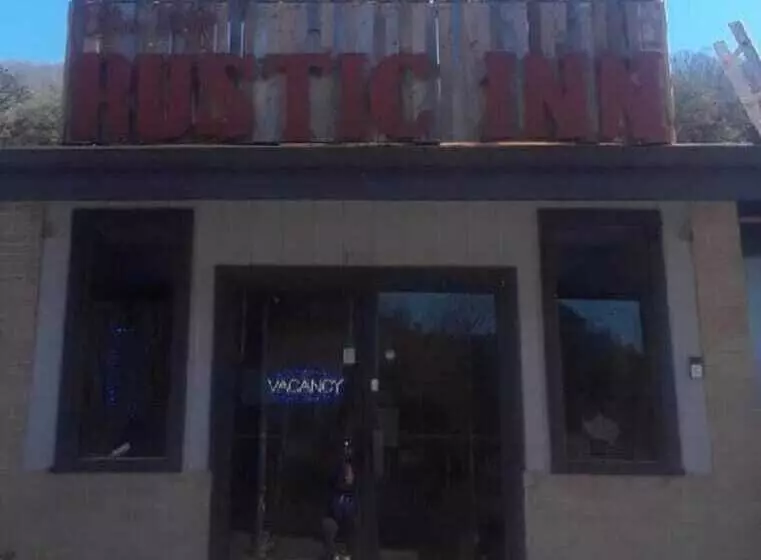 Motelli Blue Sky Inn  Veteran Owned, New Breakfast Area, Rennovated Rooms, 5 Plus Acres For You And Your Pet