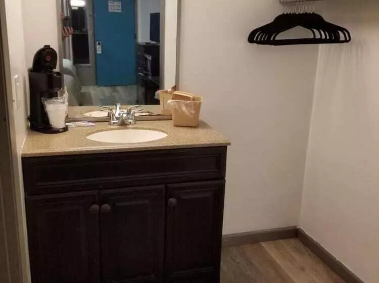 Motelli Blue Sky Inn  Veteran Owned, New Breakfast Area, Rennovated Rooms, 5 Plus Acres For You And Your Pet